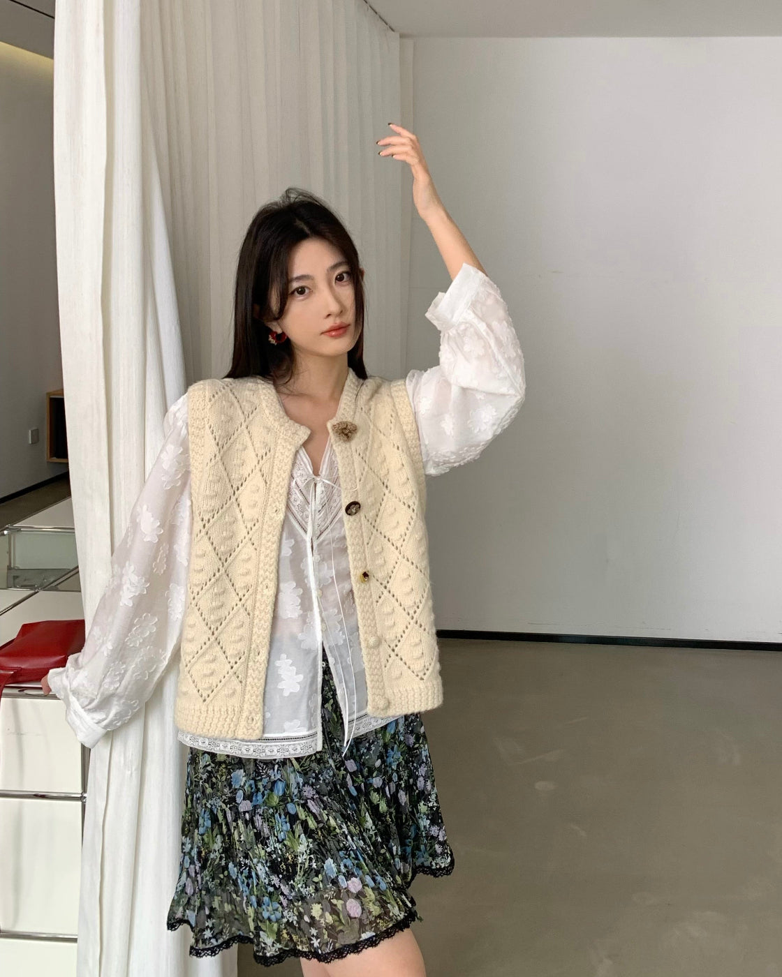 木茶Square-Shoulder Open-Knit Vest with Mixed Buttons