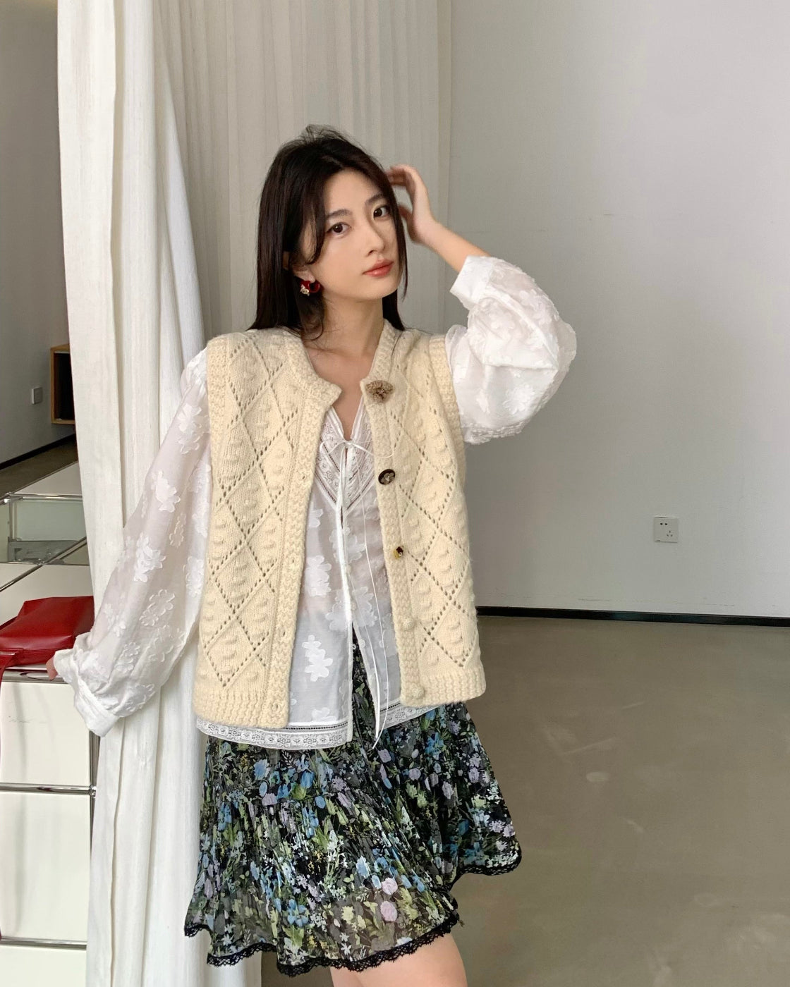 木茶Square-Shoulder Open-Knit Vest with Mixed Buttons