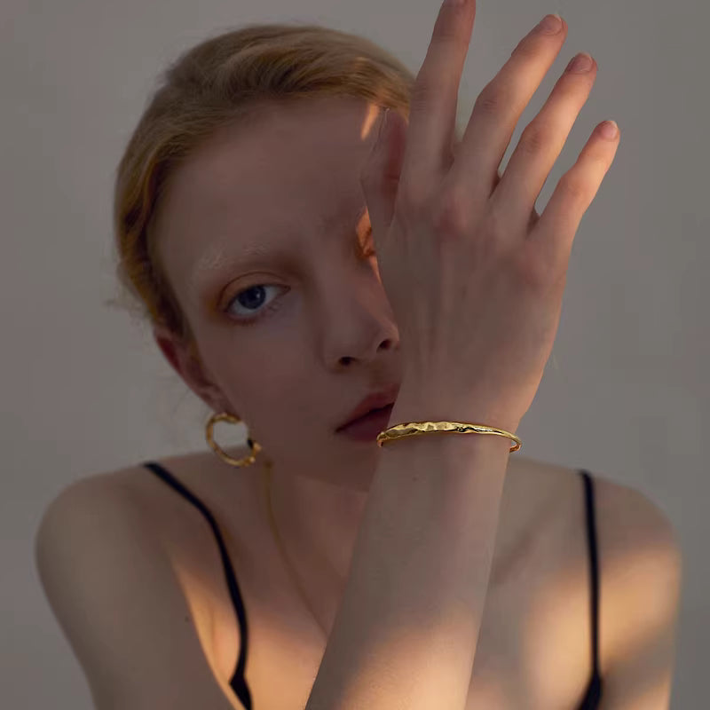 Open bracelet for women, cool style, vintage European and American style, simple and personalized, trendy fashion, elegant temperament, forest-inspired, gold-plated bracelet