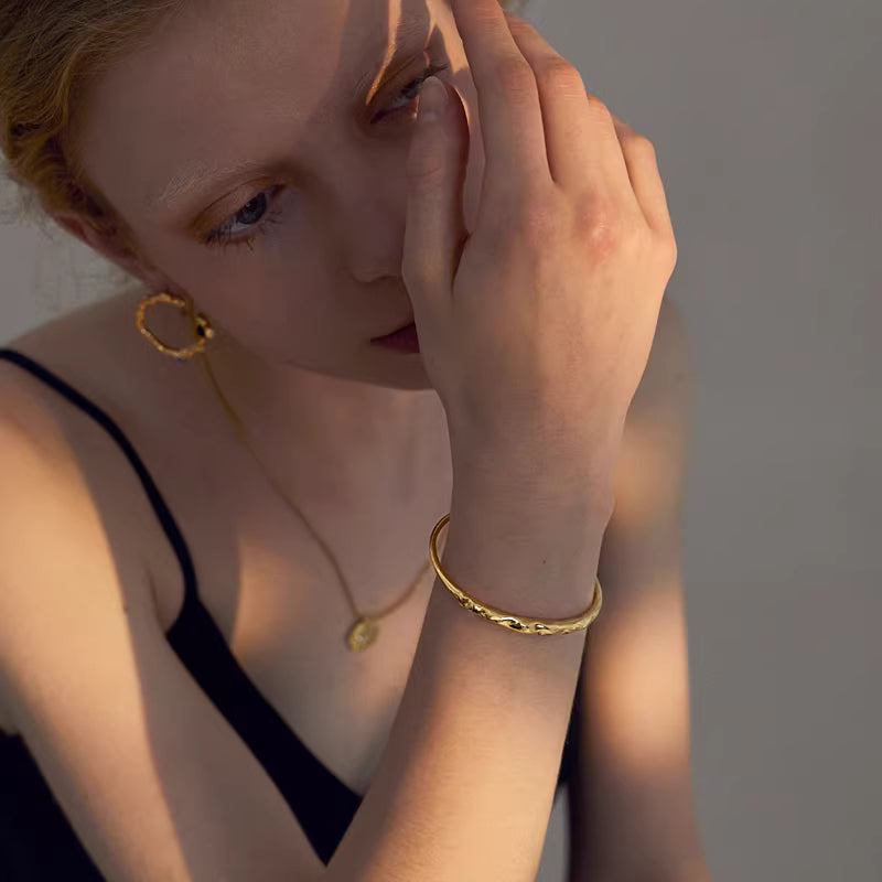 Open bracelet for women, cool style, vintage European and American style, simple and personalized, trendy fashion, elegant temperament, forest-inspired, gold-plated bracelet